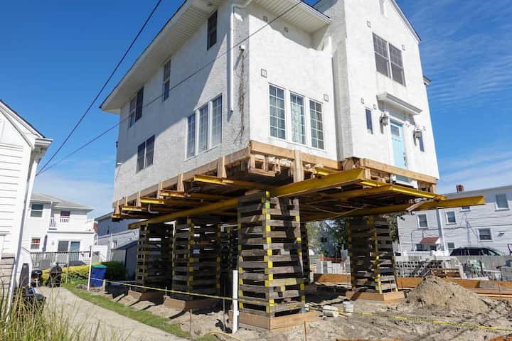 Located in Rock Hill, South Carolina, we are a company that specializes in house lifting, small distance house moving, piles and foundations.